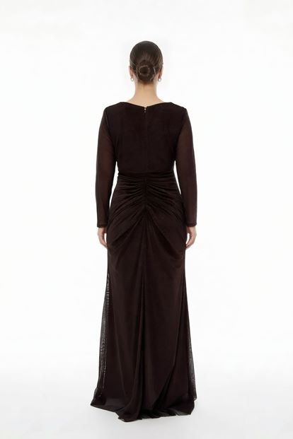 فستان سهرة بني لامع مكشكش بمقاسات كبيرة